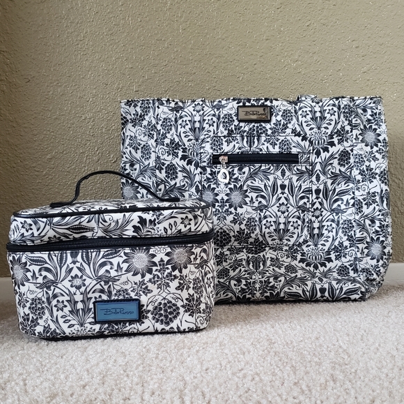 Bella Russo Handbags - HP 🎄 Bella Russo Makeup and Tote Bag Set